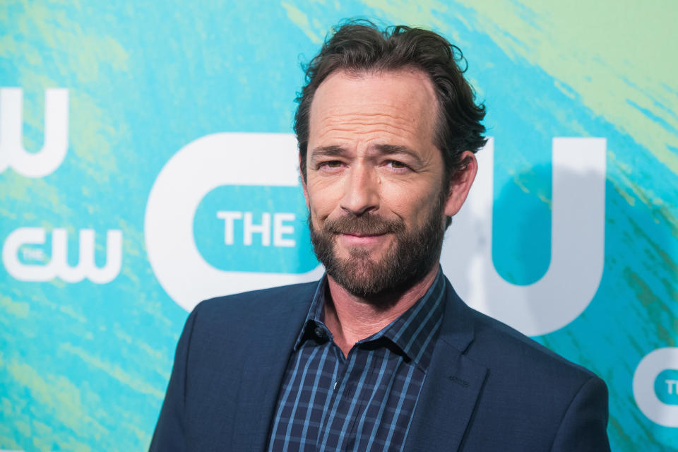 Traurige Nachrichten von "Beverly Hills, 90210"-Star Luke Perry. In dieser Woche wurde bekannt, dass bei dem 90er Jahre-Frauenschwarm vor zwei Jahren Darmkrebs diagnostiziert wurde. Zum Glück entdeckten die Ärzte die veränderten Zellen so früh, dass sie diese operativ entfernen konnten und das Leben des Schauspielers retteten. (Bild-Copyright: Charles Sykes/Invision/AP)