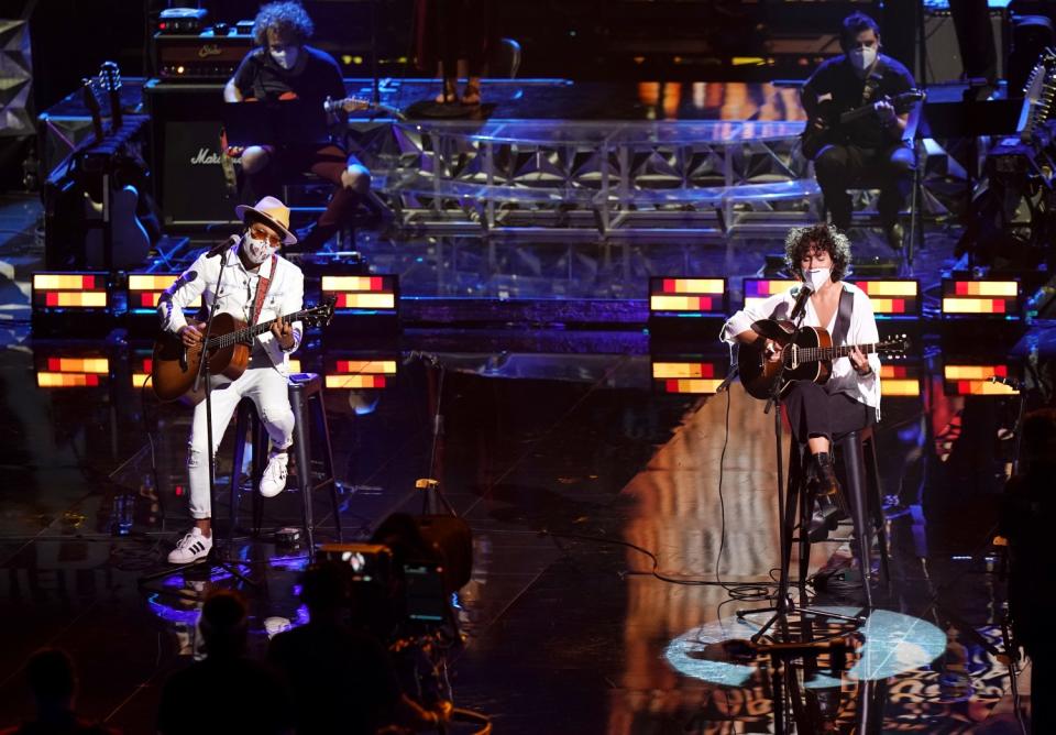 Alex Cuba and Raquel Sofía