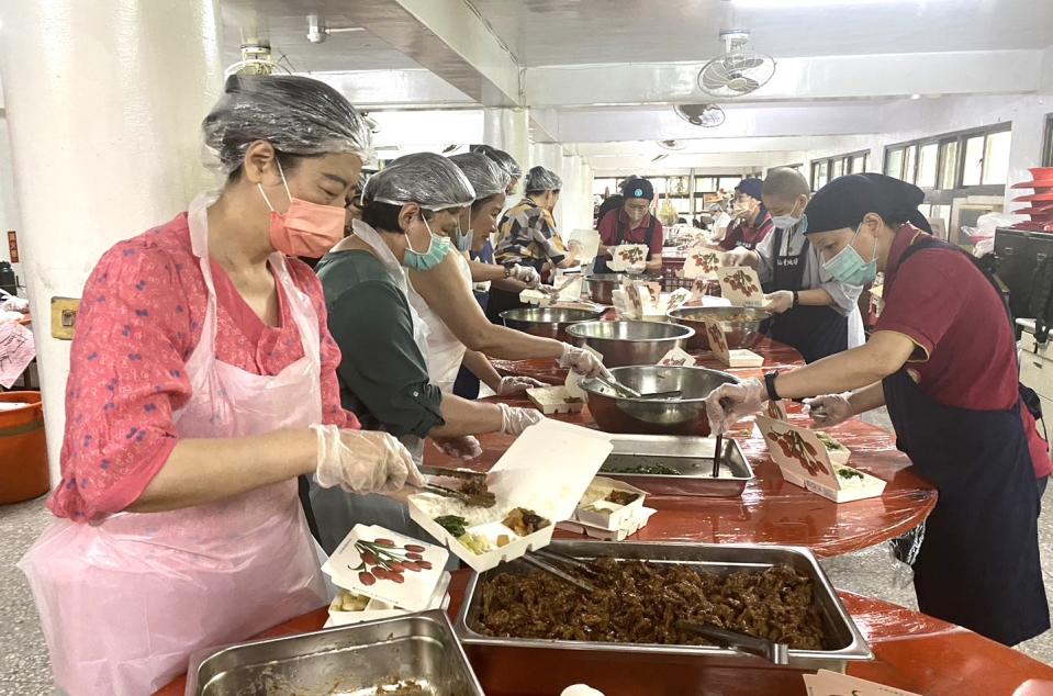 各地志工烹煮千分素食餐，協力完成善行。（圖：林昀融攝）