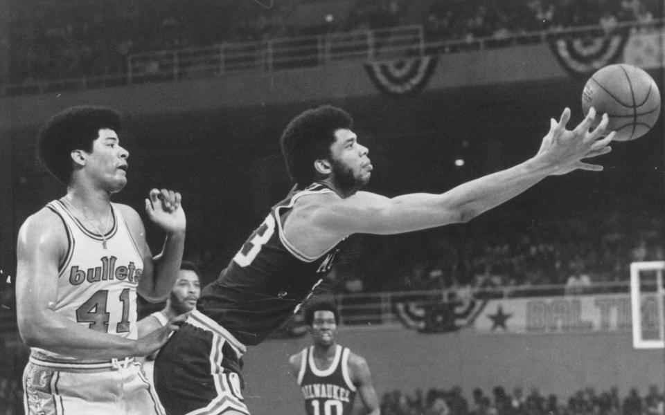 Milwaukee's Lew Alcindor reaches for a ball on May 1, 1971.