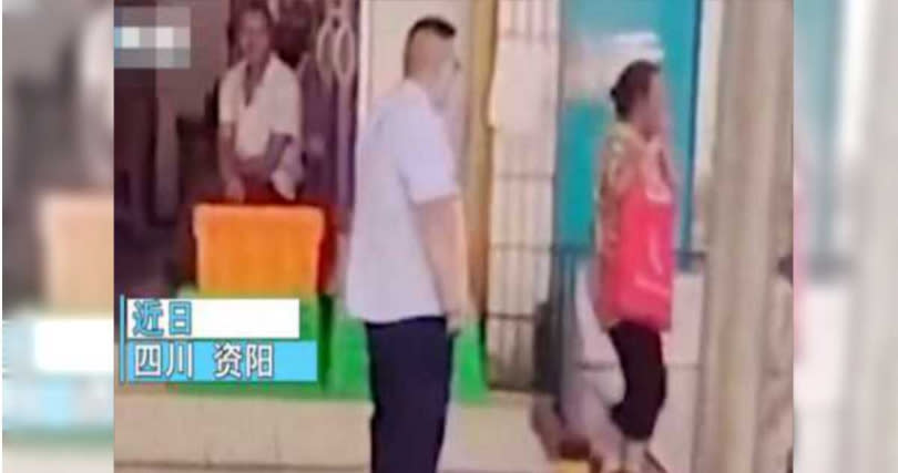 男子沿路追著媽媽要錢。