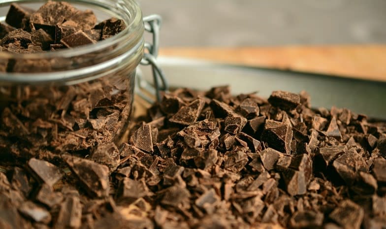 很多女生月經來時喜歡吃巧克力，但醫師建議不要吃太多。（圖／翻攝自Pixabay）