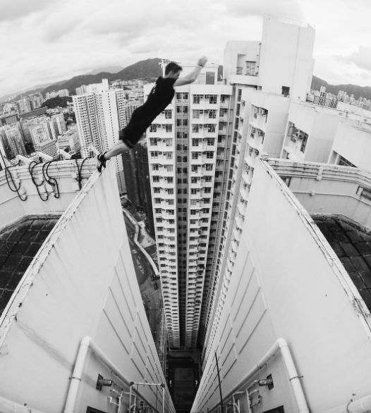 Pese al riesgo, Max aseguró que su salto en los rascacielos de Hong Kong eran apenas “un calentamiento”, escribió en Instagram.