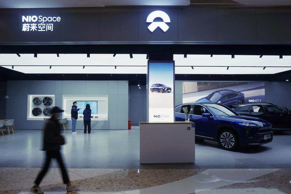 HANGZHOU, CHINA - MARCH 10, 2022 - A customer looks at an electric vehicle unveiled by Nio at a store in Hangzhou, East China's Zhejiang Province, March 10, 2022. On March 10, 2022, NIO successfully achieved a secondary listing in the Hong Kong Stock Exchange. (Photo credit should read Costfoto/Future Publishing via Getty Images)