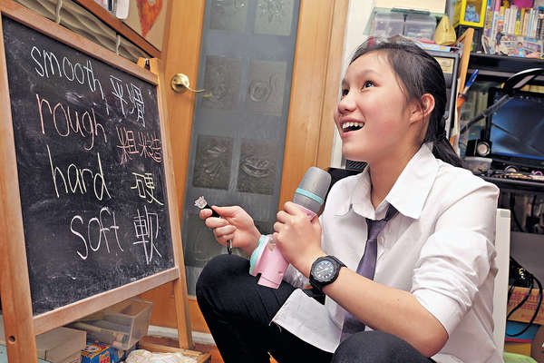 可瑩平時愛用黑板練習中英文，想像自己是小老師。