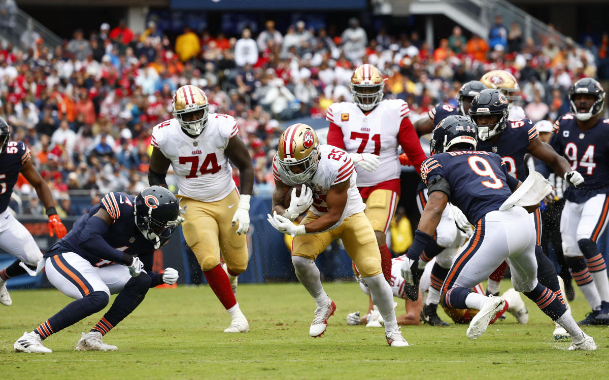 49ers RB Elijah Mitchell sustains knee injury against Bears