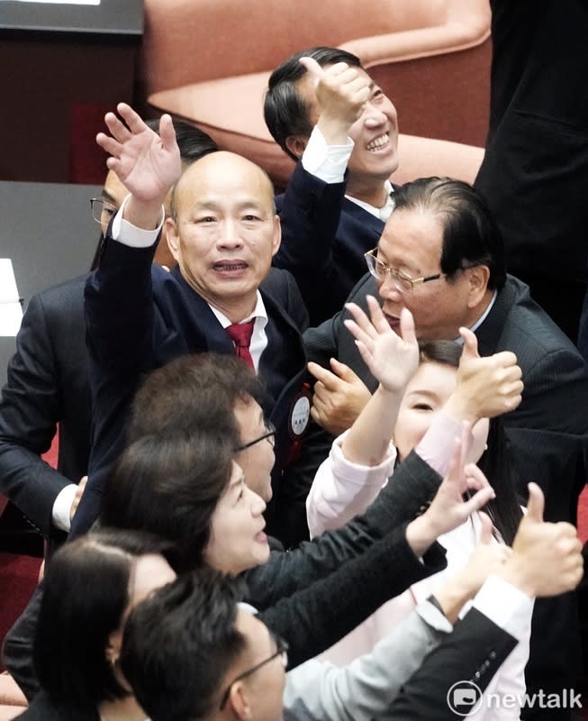 國民黨立法院長提名人韓國瑜當選立法院院長，國民黨團齊聲祝賀。   圖：張良一／攝