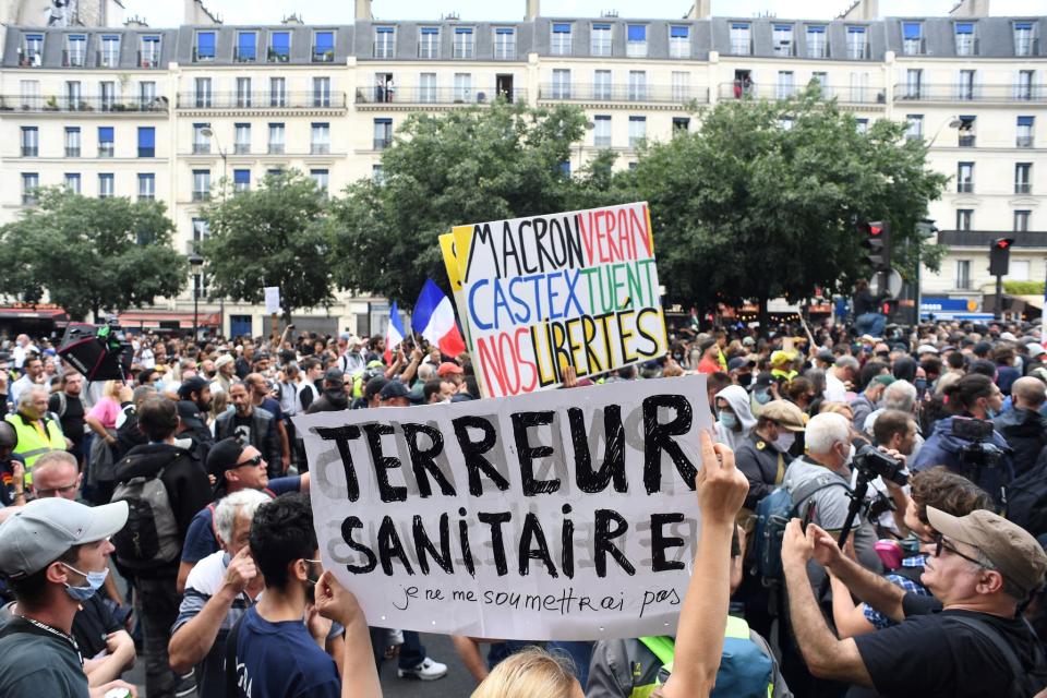 Des manifestants à Paris contre les mesures sanitaires, le 31 juillet 2021 - ALAIN JOCARD / AFP