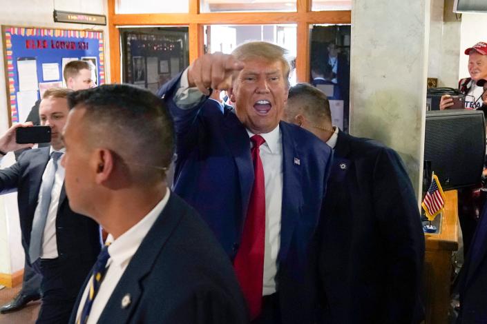 L'ancien président Donald Trump part après une visite avec des volontaires de campagne au Elks Lodge, le mardi 18 juillet 2023, à Cedar Rapids, Iowa.