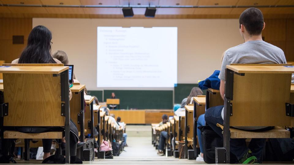 An den Fachhochschulen und Universitäten in Deutschland sind Zulassungsbeschränkungen weiter rückläufig.