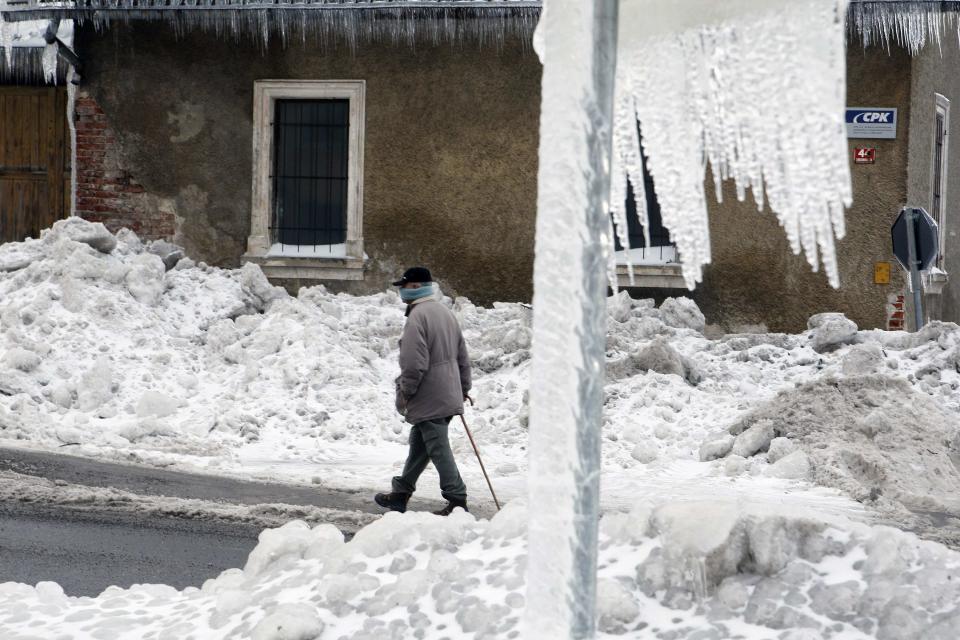 Un hombre camina sobre la calle congelada. REUTERS/Srdjan Zivulovic