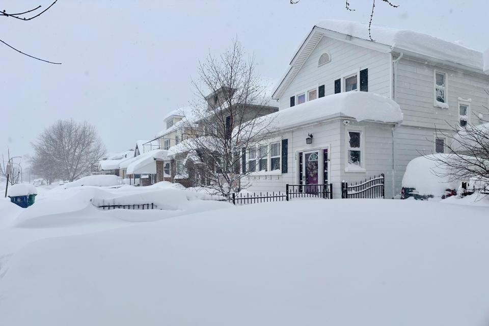 Snow falls in Buffalo, N.Y. (AP)