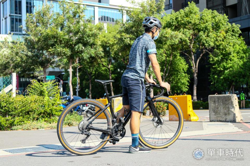 待車身完全靜止後，慣用腳即可著地