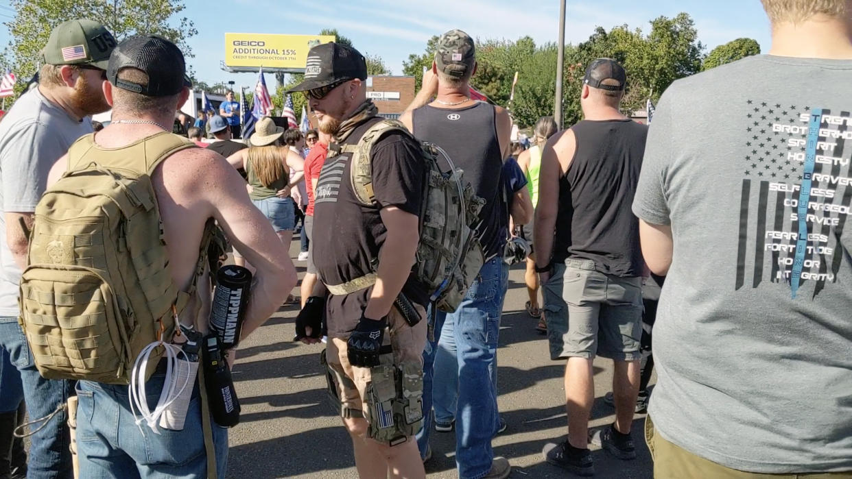 Aaron Danielson, en el centro, con una camiseta negra y una mochila, en un mitin a favor de Trump en Portland, horas antes de ser asesinado el 29 de agosto de 2020. (Mark Baker/The New York Times)