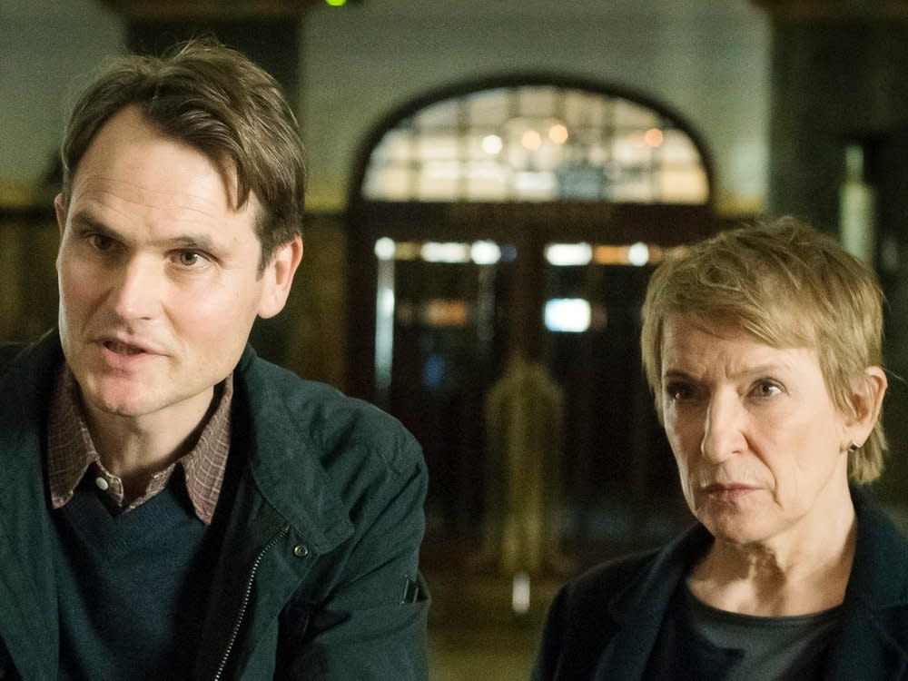 "Tatort: Warum": Kommissar Felix Voss (Fabian Hinrichs) und Kommissarin Paula Ringelhahn (Dagmar Manzel) befragen die Empfangschefin im Hotel. (Bild: BR/Hager Moss Film GmbH/Hagen Keller)