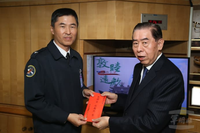 李理事長頒發加菜金給敦睦支隊長蔣少將。（軍聞社記者林澤廷攝）