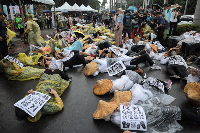 反核團體立院集結　反對老舊核電延役（2） 全國廢核行動平台27日號召群眾重現10年前的427反 核占領行動，眾人集結在立法院正門前，以肉身躺在 中山南路上表達反對老舊核電延役的訴求，呼籲立委 不要忽略反核民意。 中央社記者王飛華攝  113年4月27日 