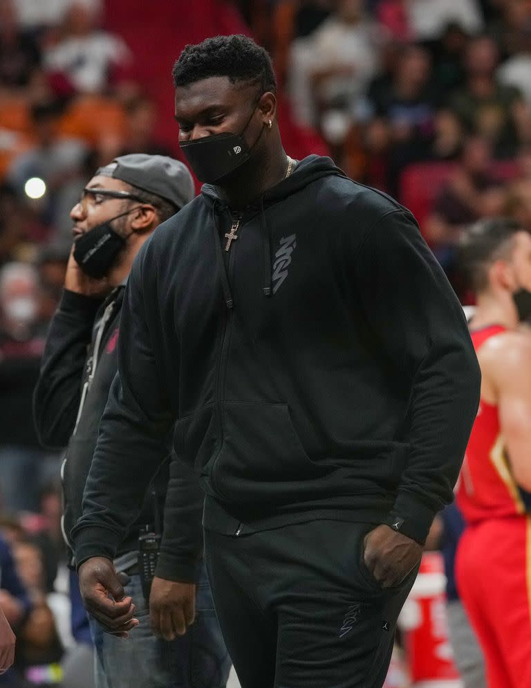 Zion Williamson durante un tiempo muerto contra Miami Heat 