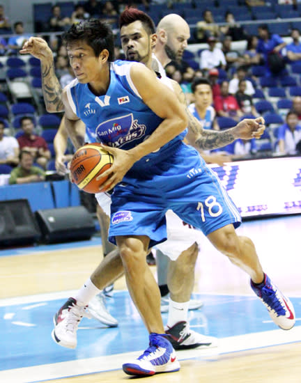 James Yap drives past Ronald Tubid. (PBA Images)