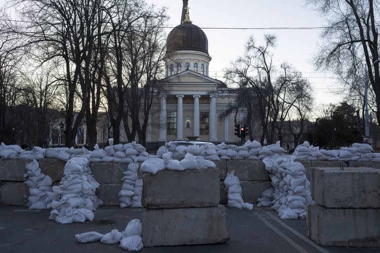 Bloques de concreto y sacos de arena bloquean una calle en Odesa, en el sur de Ucrania, frente a la Catedral de Preobrazhensky, el martes 22 de marzo de 2022.(AP Foto/Petros Giannakouris)