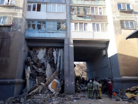Emergency personnel are seen at the site of collapsed apartment building after a suspected gas blast in Magnitogorsk, Russia December 31, 2018. Minister of Civil Defence, Emergencies and Disaster Relief/Handout via REUTERS