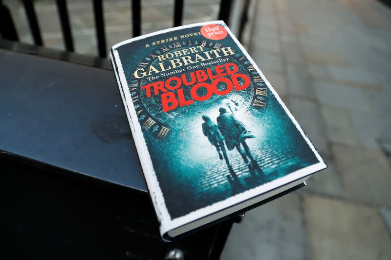 Imagen de archivo de una copia del último libro de JK Rowling "Troubled Blood", escrito bajo el seudónimo de Robert Galbraith, afuera de una librería en Londres