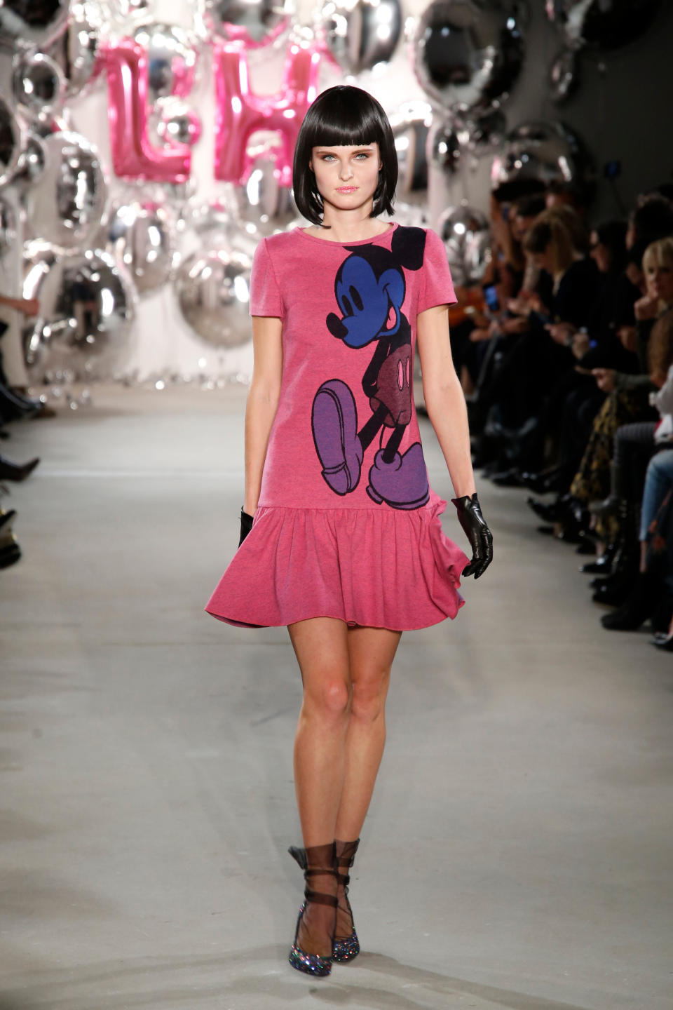 <p>Ein weiterer Entwurf von Lena Hoschek, die bei der Berlin Fashion Week eine ganze Reihe von Disney-Motiven zeigte. Hier ist es ein Mickey-Mouse-Print, der dieses Kleid aber gar nicht kindlich, sondern cool und clubtauglich macht. </p>