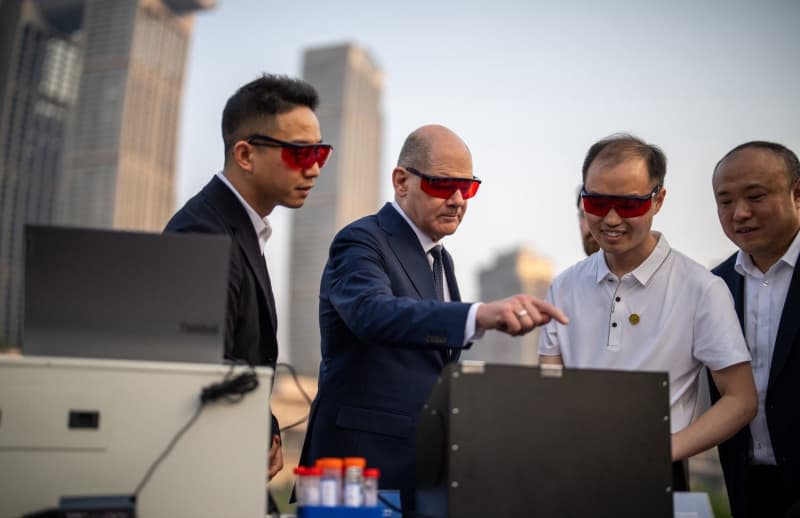 Federal Chancellor Olaf Scholz (2nd from left) visits the research project of the Free State of Saxony and the University of Chongqing in China to monitor water quality.  Michael Kappeler/dpa