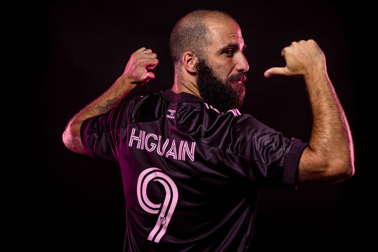 ¿James Harden? No. Gonzalo Higuaín y su nuevo look; "Pica un poco, pero me gusta", bromea; en Inter Miami será dirigido esta temporada por Phil Neville, ex defensor de Manchester United y Everton