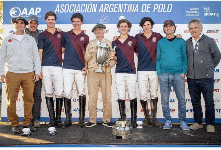 Eduardo Heguy, Matías Mac Donough, Cruz Heguy, Matías Mac Donough (h.), Alberto Pedro Heguy, Juan Cruz Gallegos, Antonio Heguy, Alberto "Pepe" Heguy y la Copa Santa Paula, del Torneo Intercolegial.