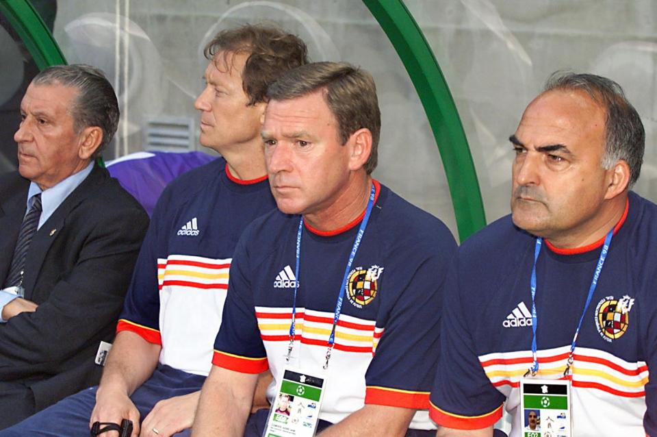 Spanish coach Javier Clemente (2nd R) watches, 24 June at the Felix Bollaert stadium in Lens, northern France, during the 1998 Soccer World Cup group D first round match between Spain and Bulgaria. Spain finally found their form 24 June when they beat Bulgaria 6-1 in their final Group D match here, but it all proved to no avail as Paraguay snatched away their last hope of qualifying for the second round by beating Nigeria. (Others are unidentified Spanish team officials) (ELECTRONIC IMAGE) AFP PHOTO ROMEO GACAD (Photo by Romeo GACAD / AFP) (Photo by ROMEO GACAD/AFP via Getty Images)