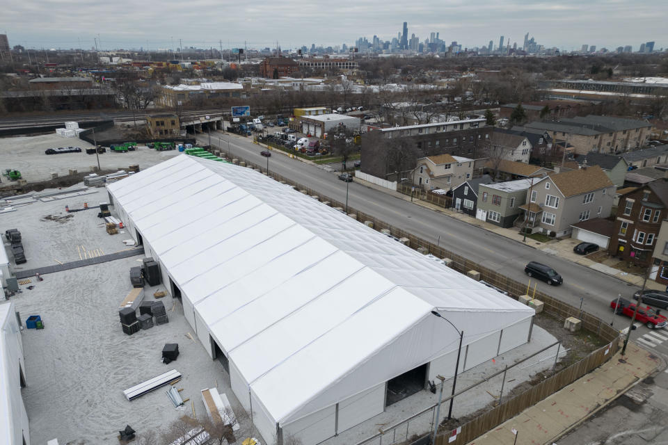 La construcción de un campamento para migrantes del gobierno de Illinois, el lunes 4 de diciembre de 2023, en el vecindario de Brighton Park, en Chicago. (AP Foto/Erin Hooley)