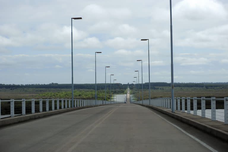 Puente que une Gualeguachu con Fray Bentos, en Uruguay. Considerando los costos que implica el traslado desde la Argentina, el gobierno uruguayo estudia la posibilidad de instalar vacunatorios en los puentes que conectan a los dos países