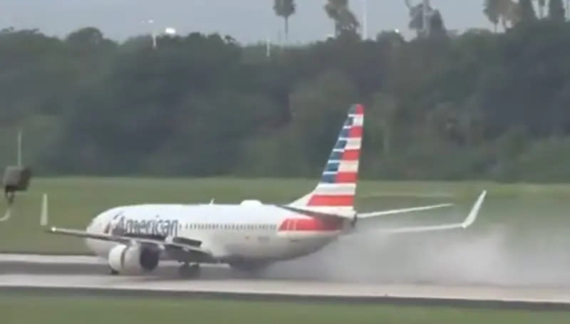 ▲美國航空（American Airlines）一架波音737-800客機，從坦帕機場起飛時突然爆胎，現場濃煙瀰漫。（圖／翻攝自Ｘ）