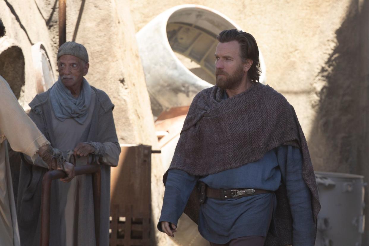 Obi-Wan Kenobi (Ewan McGregor) sitzt zehn Jahre nach Ende der Filmhandlung von  "Star Wars: Die Rache der Sith" (2005) in einem Versteck auf dem Wüstenplaneten Tatooine. Hier muss er sich in der nach ihm betitelten Serie vor dem Imperium verstecken. (Bild: 2022 Lucasfilm Ltd. All Rights Reserved.)