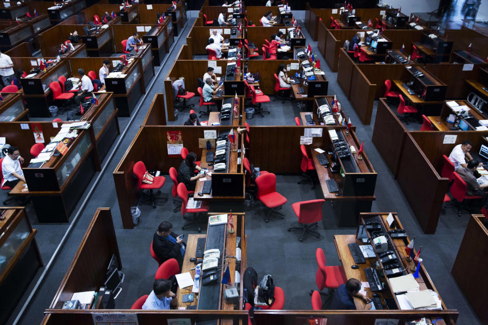 Traders work on the floor of the Philippine Stock Exchange in the Philippines. (Photo: Getty Images)