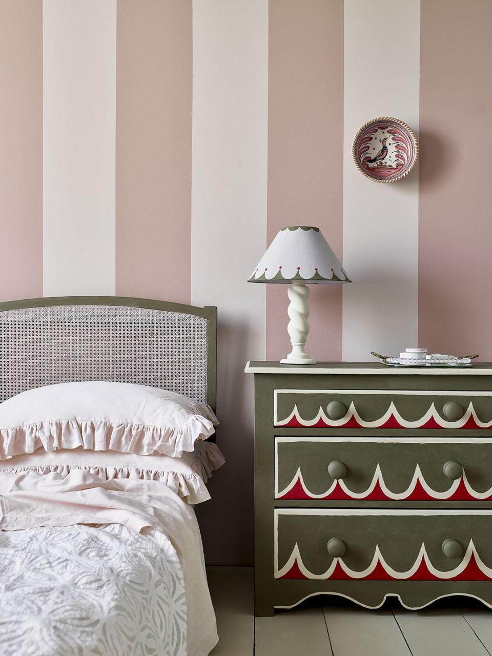 5) Pink bedroom ideas: stripes