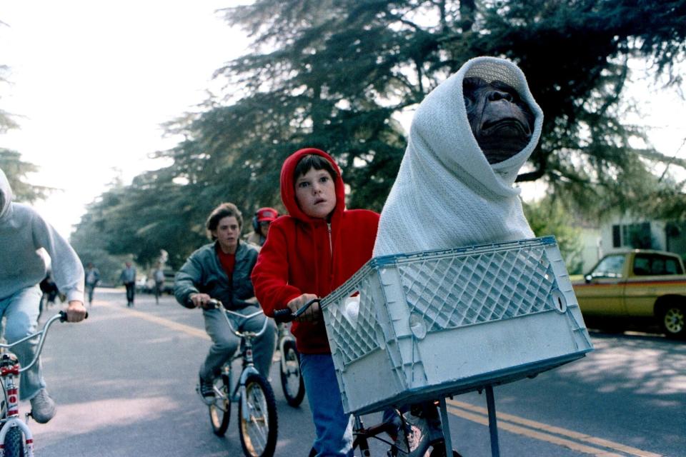 E.T., (aka E.T. THE EXTRA-TERRESTRIAL), from left: Henry Thomas,  E.T., 1982, © Universal/courtesy