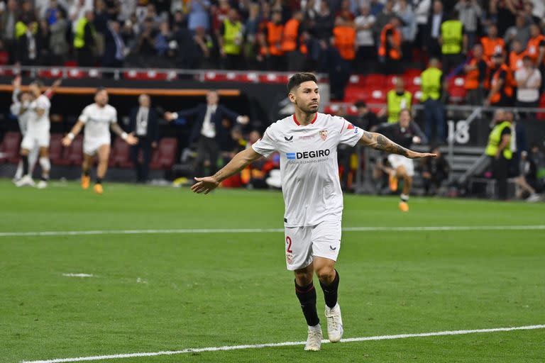 El argentino Gonzalo Montiel, del Sevilla, festeja tras convertir el penal decisivo en la Europa League