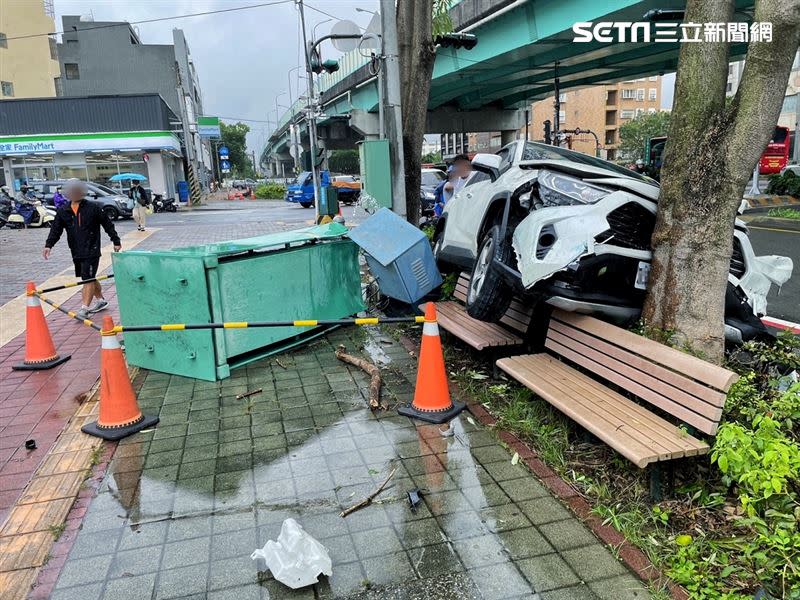 66歲張姓婦人疑誤踩油門，導致車輛暴衝，釀5車碰撞事故、5人輕傷。（圖／翻攝畫面）