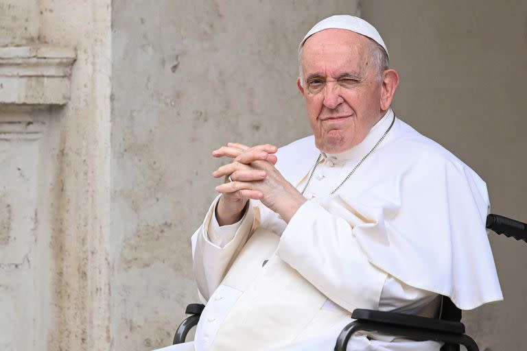 El Papa Francisco, sentado en una silla de ruedas luego, el 4 de junio de 2022 en el patio de San Dámaso en el Vaticano
