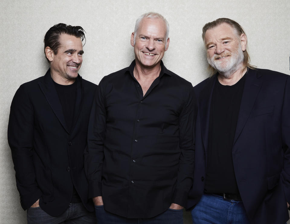 El actor Colin Farrell, izquierda, el cineasta Martin McDonagh, centro, y el actor Brendan Gleeson posan para promover "The Banshees of Inisherin" el 11 de octubre de 2022 en Nueva York. (Foto Matt Licari/Invision/AP)