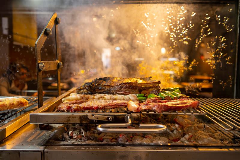直火燒烤出的西西里島烤肉料理即將進駐君品酒店。（圖／飯店旅宿業者提供）