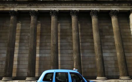 A taxi stops in front of the columns of the Bank of England in the city of London, October 17, 2014. REUTERS/Andrew Winning