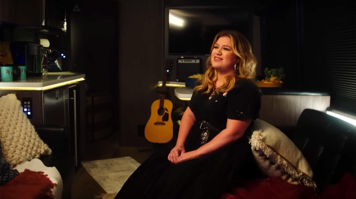 Clarkson belted out a medley of covers on her tour bus in the fun video segment. (The Kelly Clarkson Show)