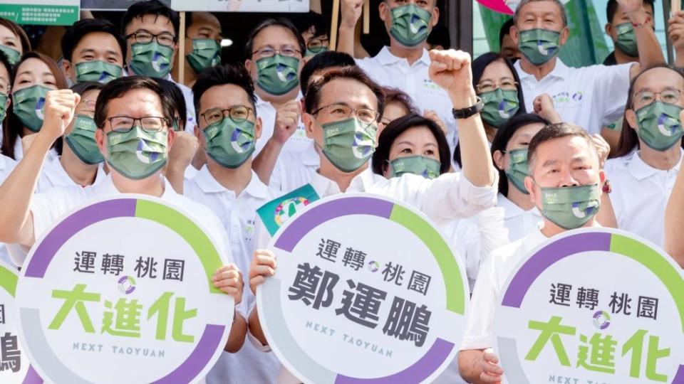 桃園市長鄭文燦（左）讚鄭運鵬（中）會顧大局。（圖／鄭運鵬競選辦公室提供）