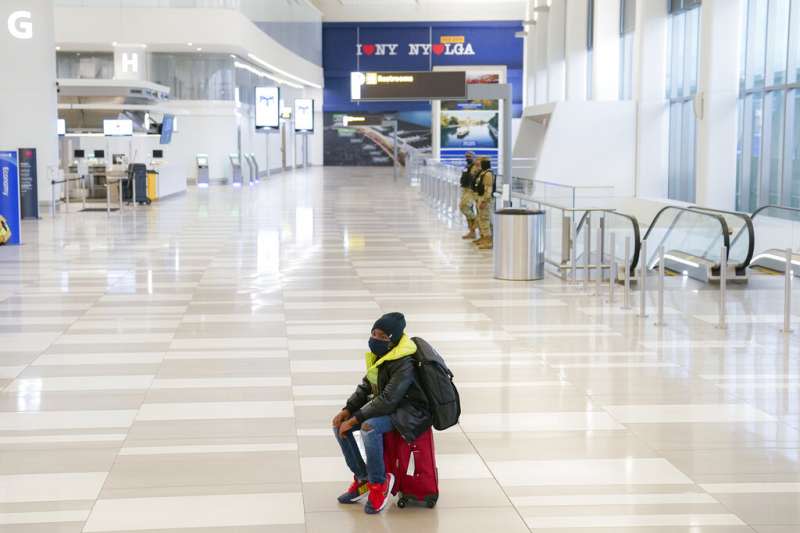 2020年11月25日，紐約皇后區的拉瓜迪亞機場。數以百萬計的美國人在感恩節前夕趕搭飛機返鄉，被認為可能進一步推高美國疫情。（美聯社）