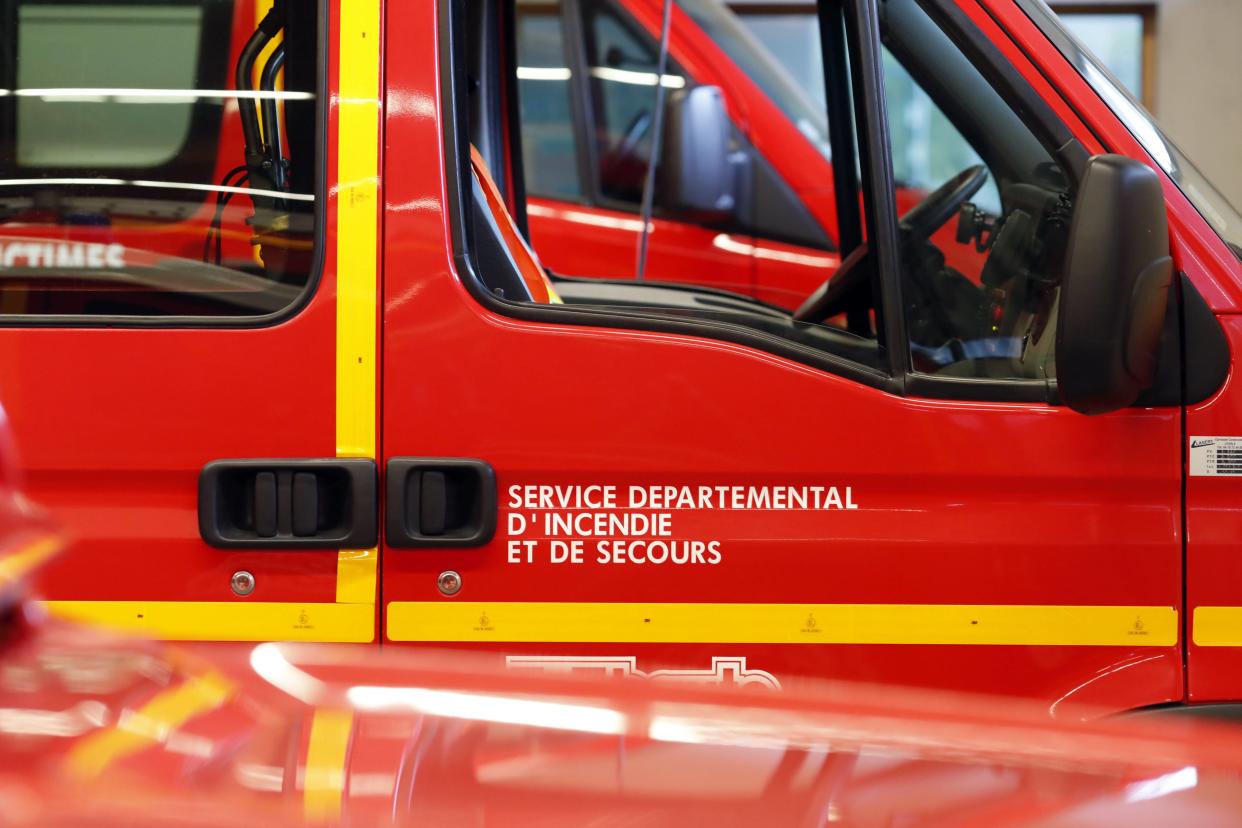 Une fois sur place, les pompiers ont constaté la mort de cinq jeunes et d’un couple de retraités. Deux personnes d’un troisième véhicule ont pu être transportées d’urgence à l’hôpital.