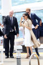 <p>Arrivée en Australie le 16 octobre, Meghan Markle a été constamment scrutée pour voir enfin un petit ventre rond apparaître, notamment avec cette robe droite Karen Gee et ce trench Martin Grant. Crédit photo : Getty Images </p>