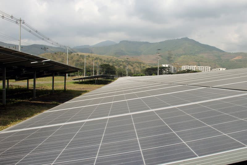FOTO DE ARCHIVO. Un conjunto solar fotovoltaico se ve en un campo de energía solar de la empresa Celsia, en Yumbo